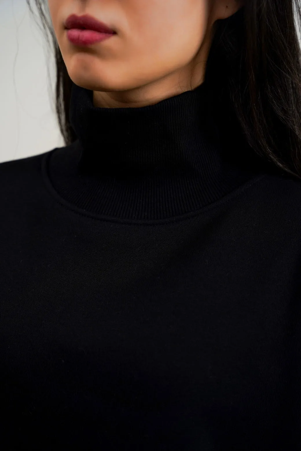 CLASSIC TURTLE NECK SWEATSHIRT